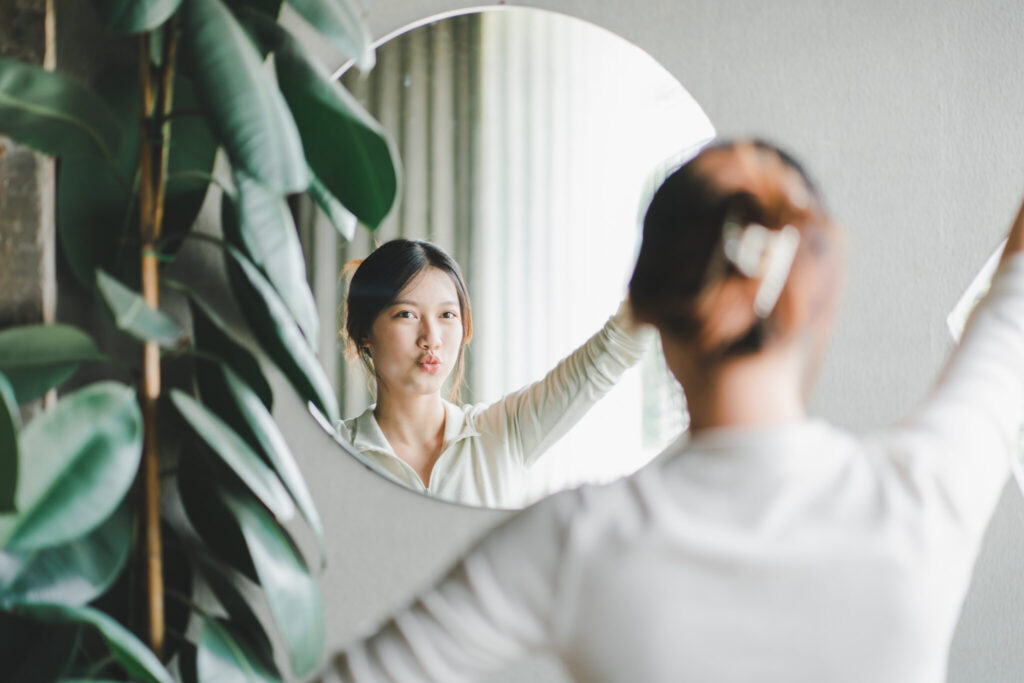 ASIAN WOMAN LOOKING THROUGH THE MIRROR AND CONFIDE 2023 11 27 05 00 06 UTC 2048X1365 1