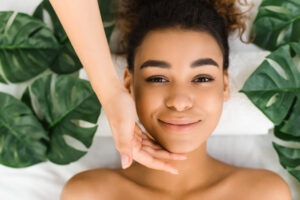RELAXED WOMAN LYING WITH TROPICAL LEAVES AROUND 2023 11 27 05 02 10 UTC 300X200 1
